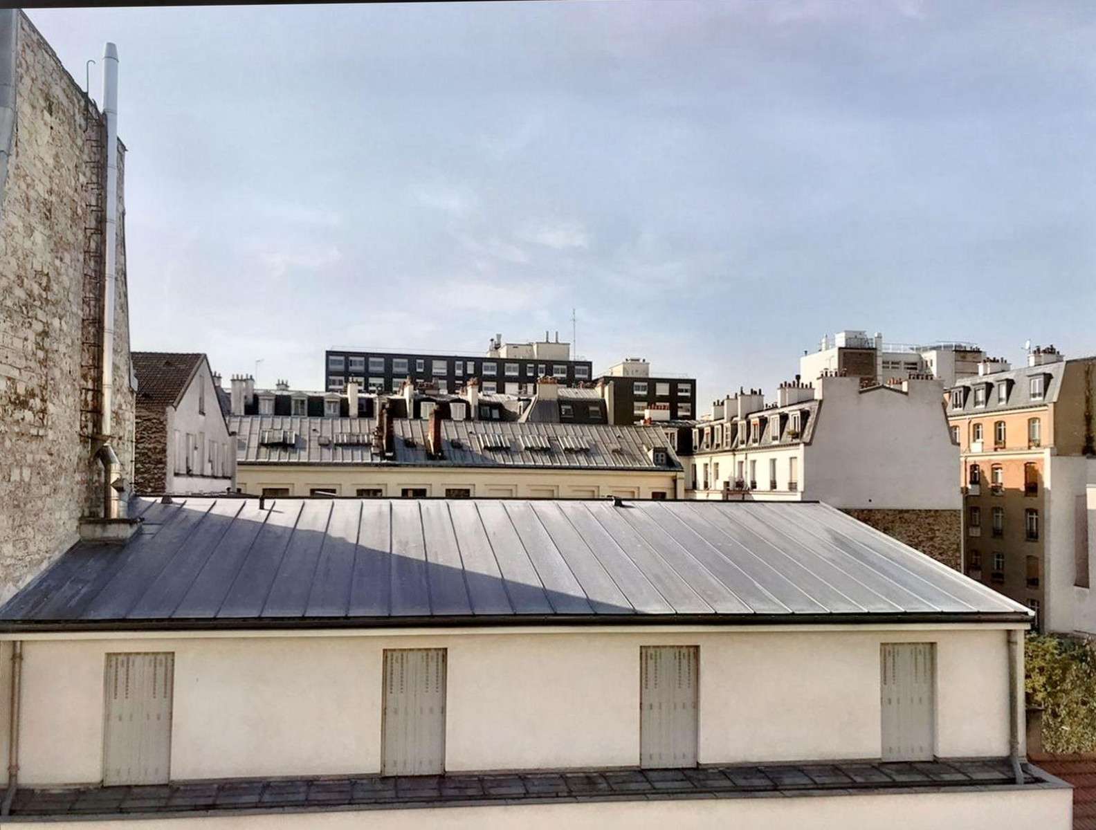 
                                                Location
                                                 Grand studio rénové à 7min de république !