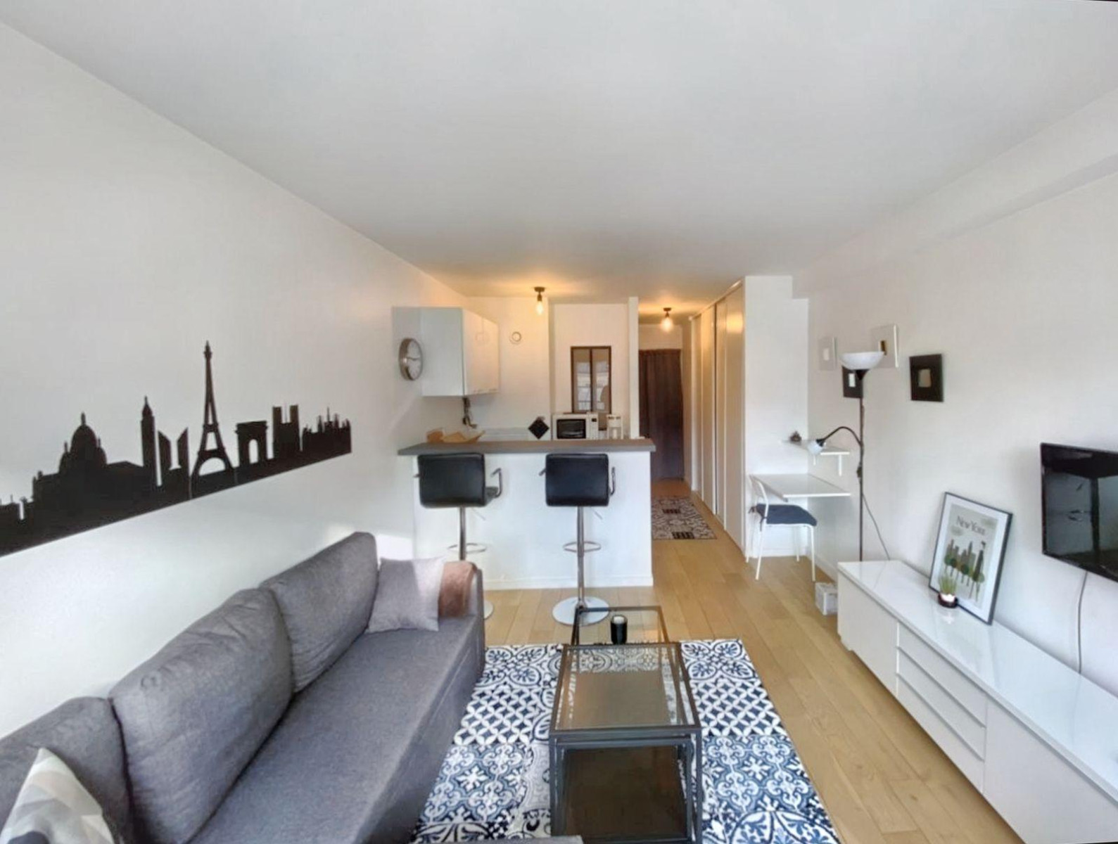 
                                                Location
                                                 Grand studio rénové à 7min de république !