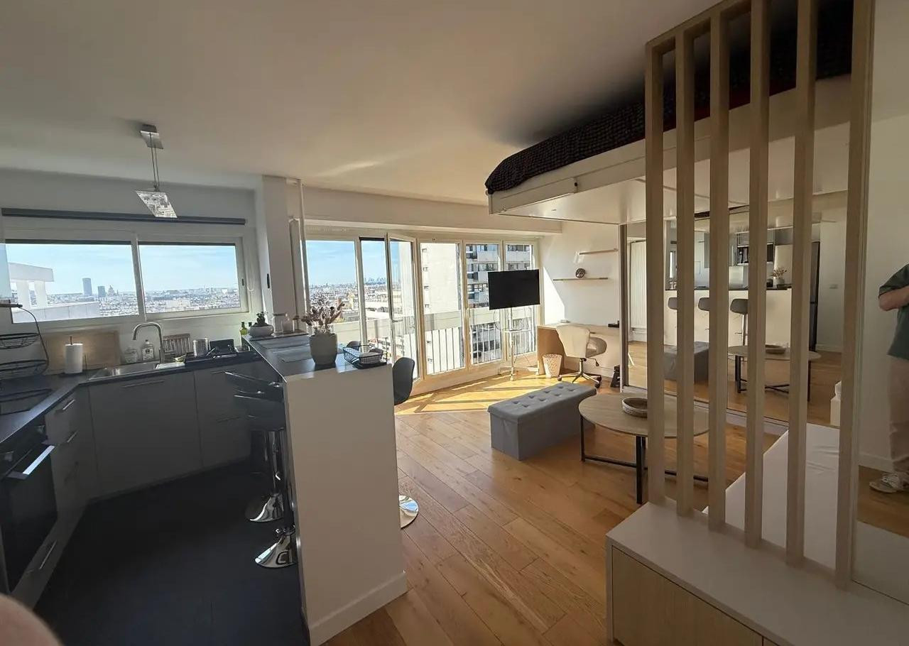
                                                Location
                                                 Grand studio rénové avec vue panoramique sur Paris