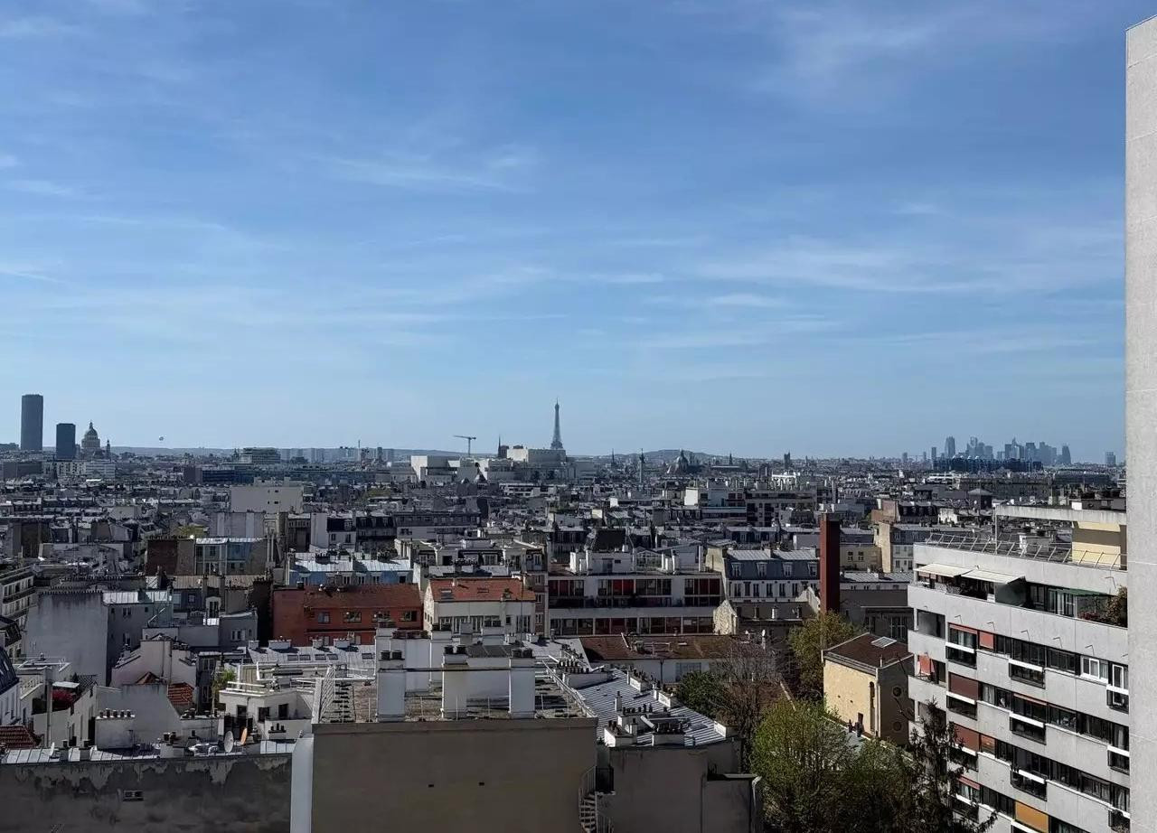 
                                                Location
                                                 Grand studio rénové avec vue panoramique sur Paris
