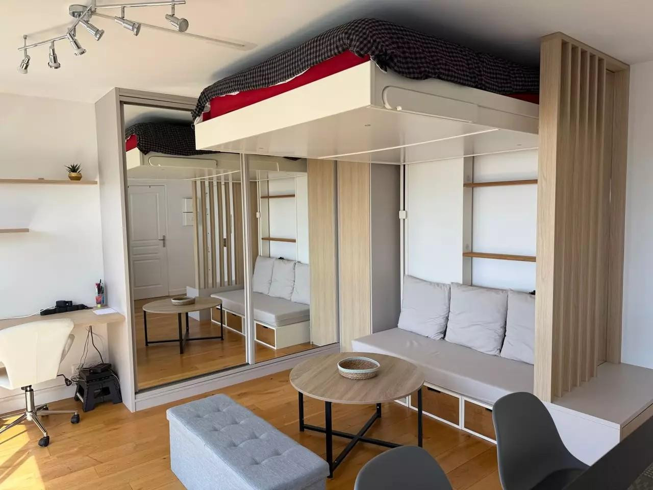 
                                                Location
                                                 Grand studio rénové avec vue panoramique sur Paris