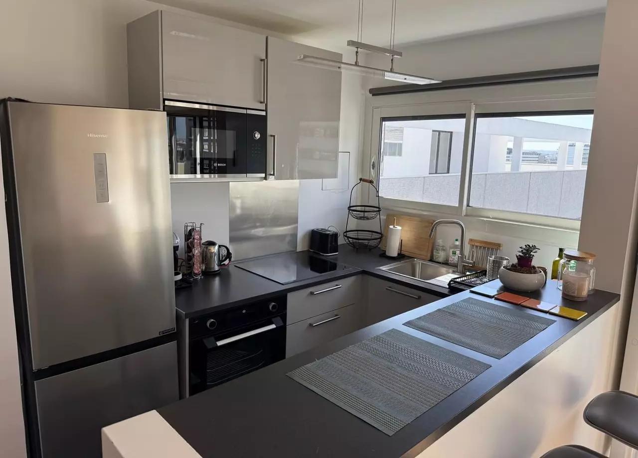 
                                                Location
                                                 Grand studio rénové avec vue panoramique sur Paris