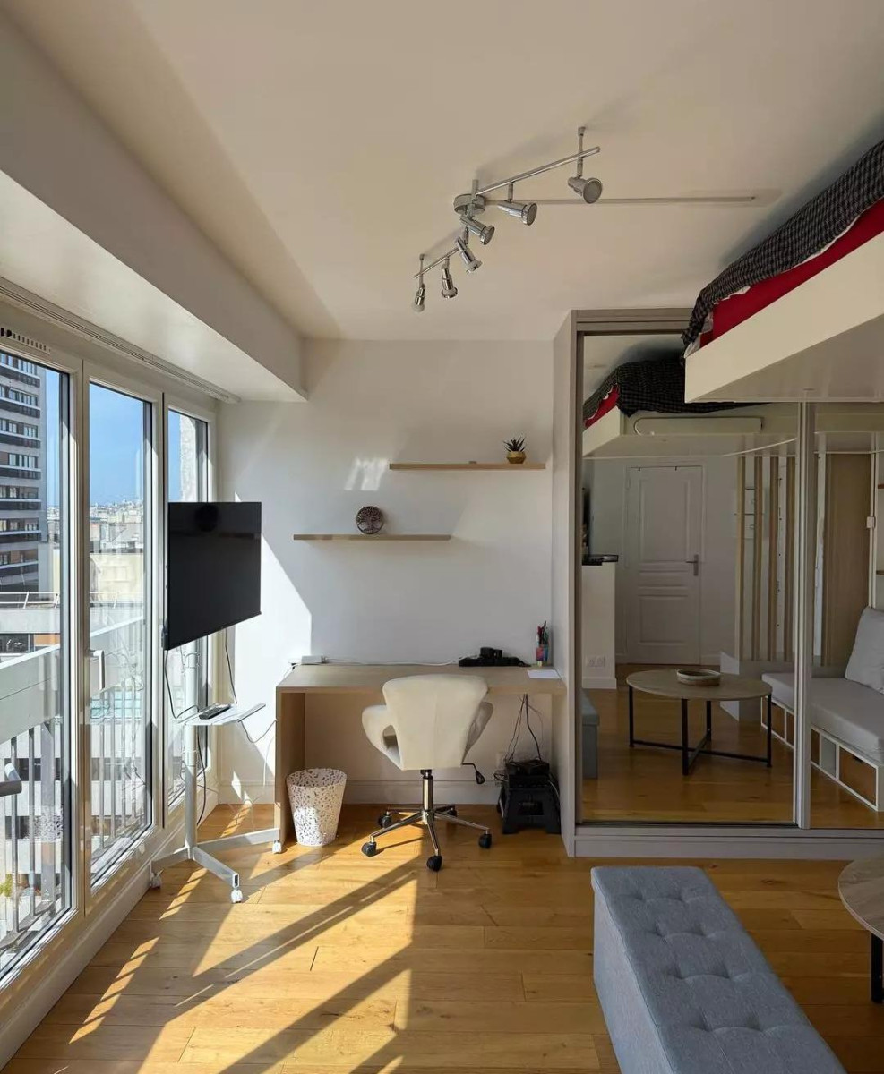 
                                                Location
                                                 Grand studio rénové avec vue panoramique sur Paris
