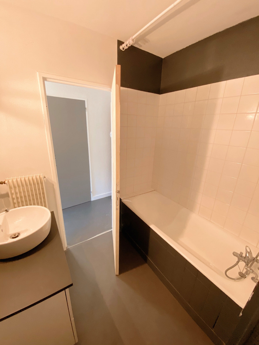 Vente
                                                 Grand studio rénové quartier Rabelais