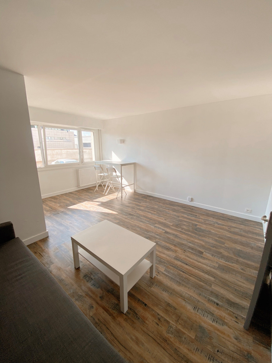 Vente
                                                 Grand studio rénové quartier Rabelais