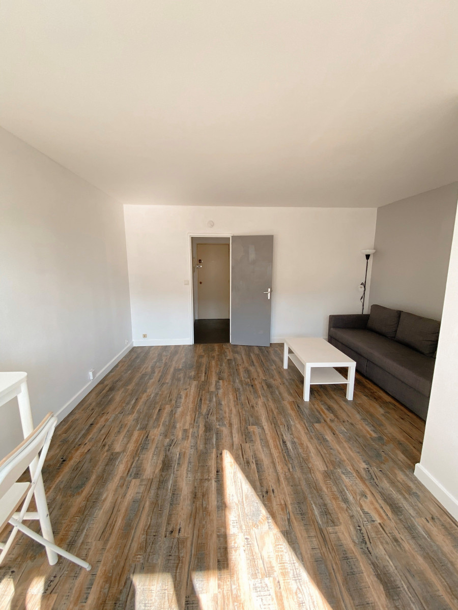 Vente
                                                 Grand studio rénové quartier Rabelais