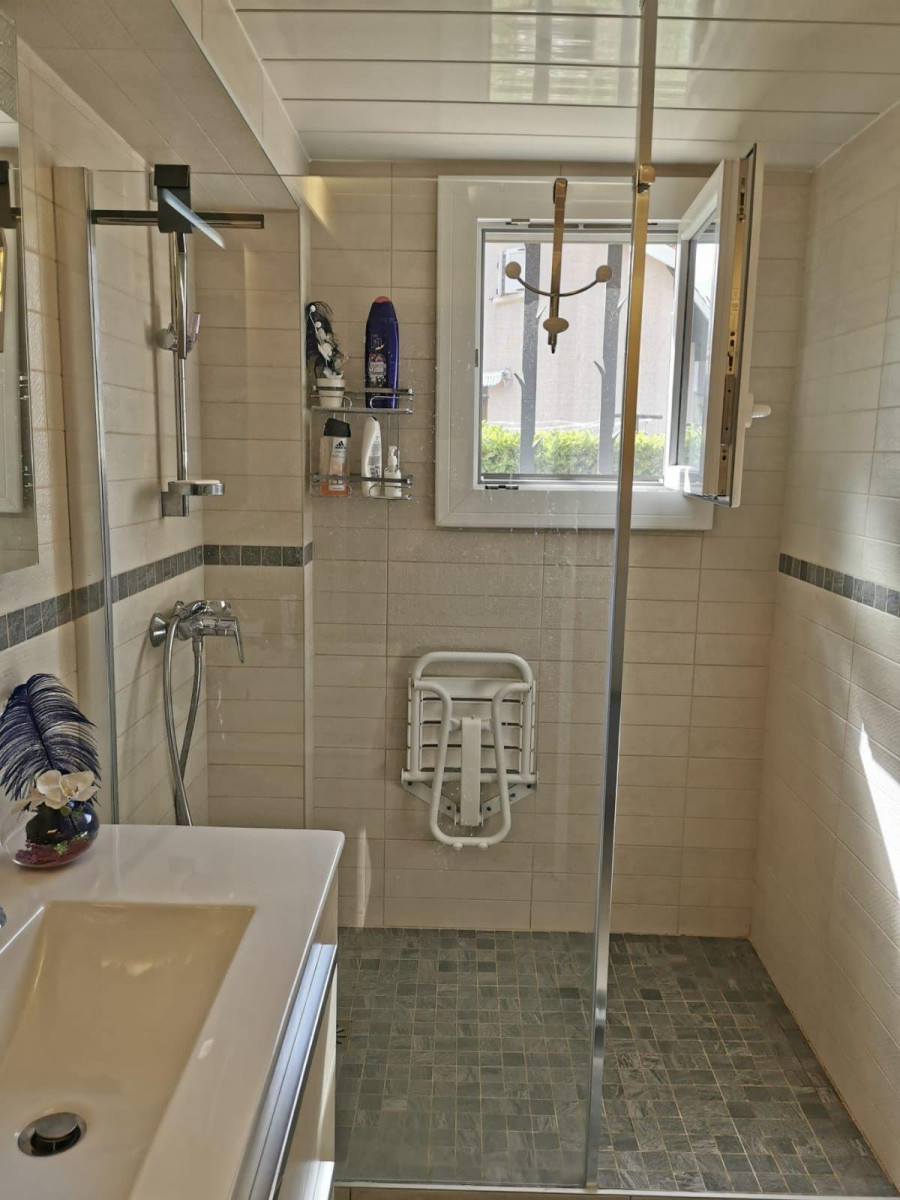 
                                                Location
                                                 GRAND STUDIO  Résidentiel, Jardin, Parkings ...