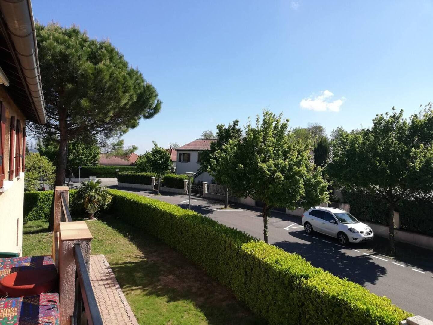 
                                                Location
                                                 GRAND STUDIO  Résidentiel, Jardin, Parkings ...