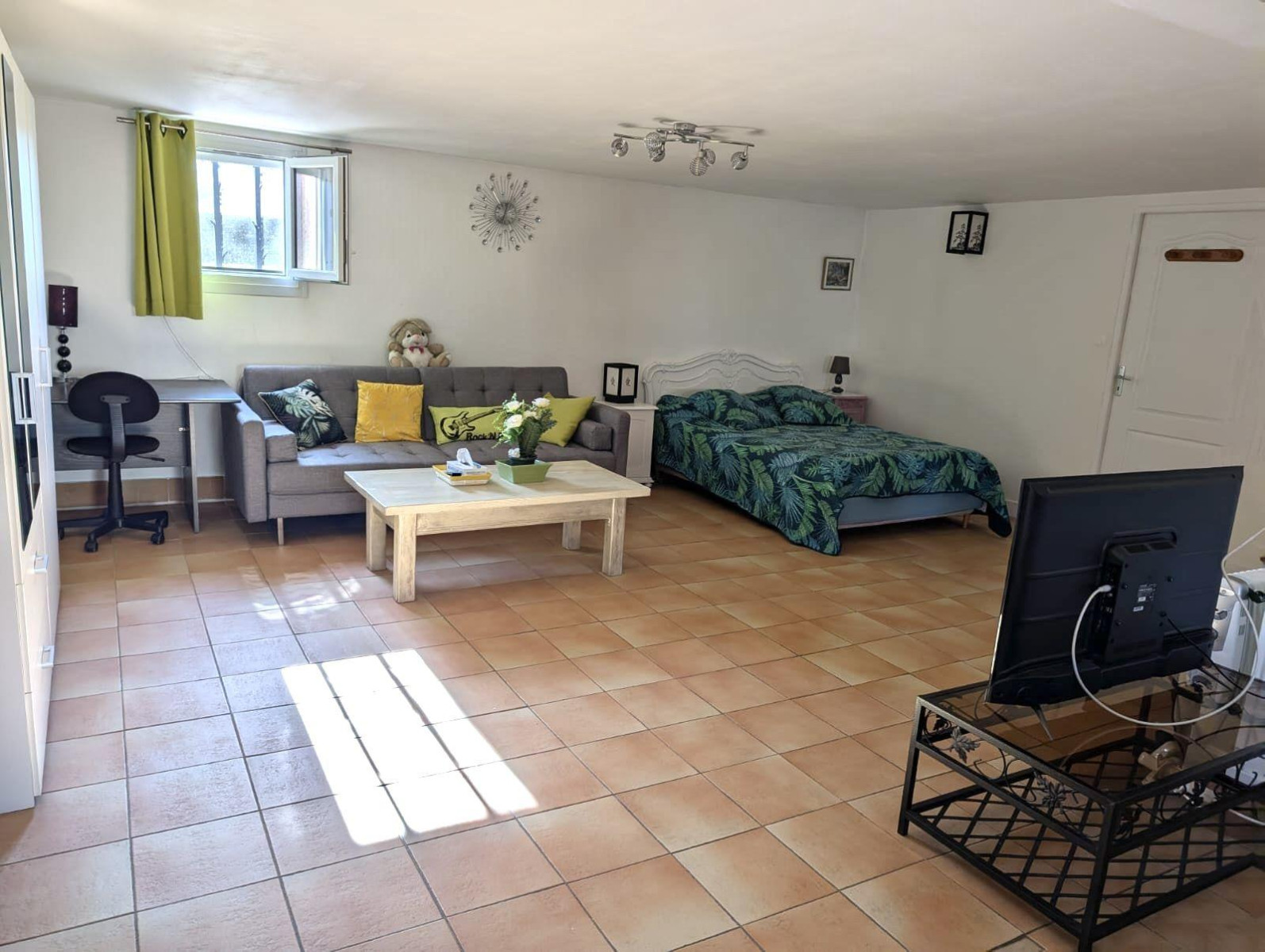 
                                                Location
                                                 GRAND STUDIO  Résidentiel, Jardin, Parkings ...