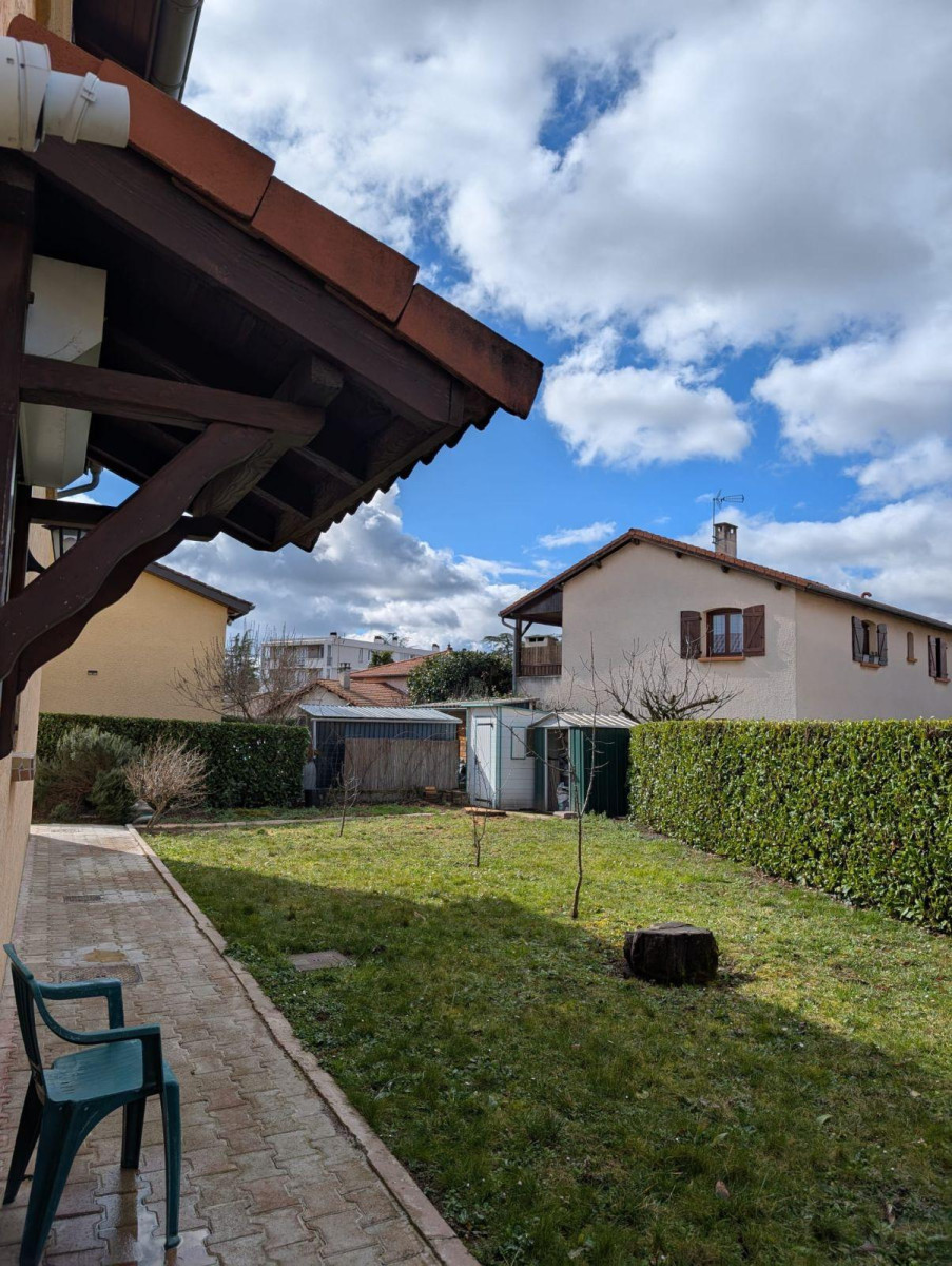 
                                                Location
                                                 GRAND STUDIO  Résidentiel, Jardin, Parkings ...