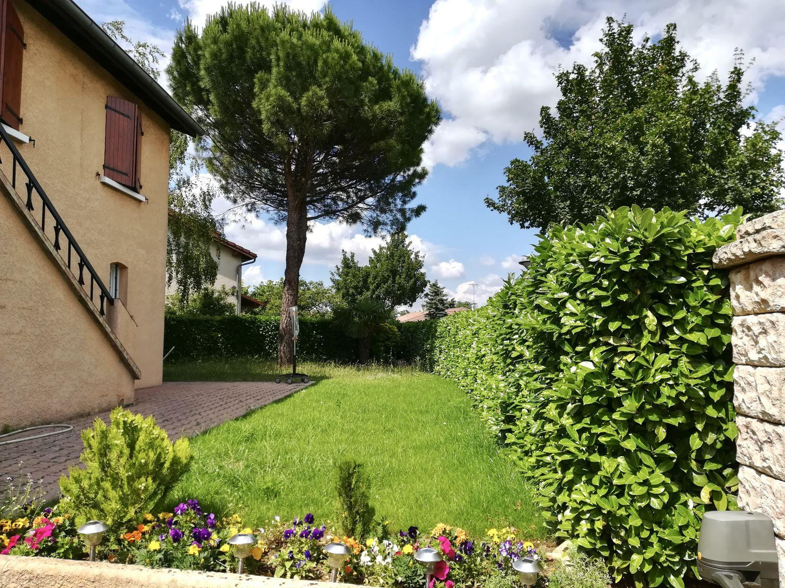 
                                                Location
                                                 GRAND STUDIO  Résidentiel, Jardin, Parkings ...
