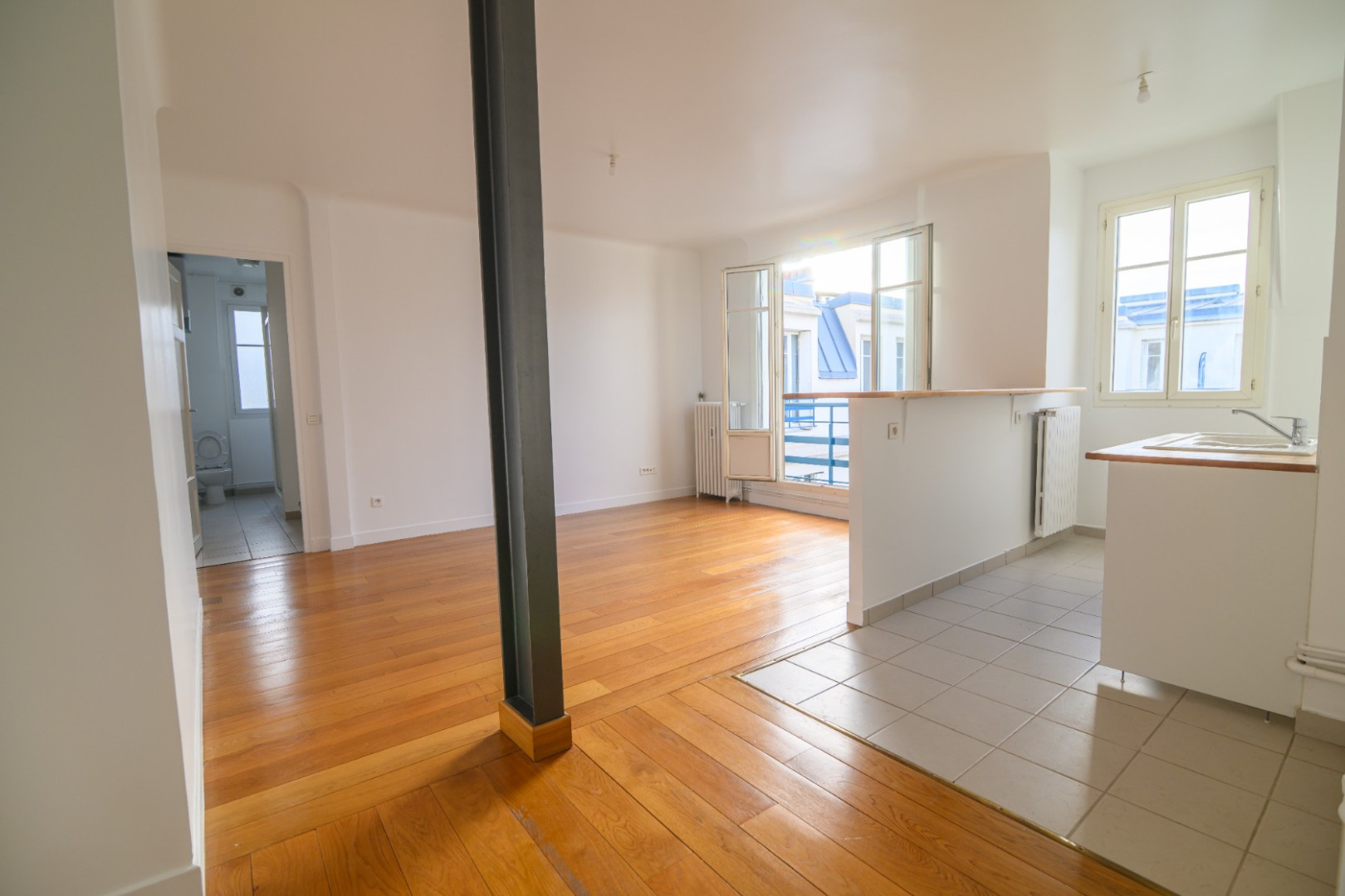 
                                                Vente
                                                 GRAND STUDIO SUR COUR