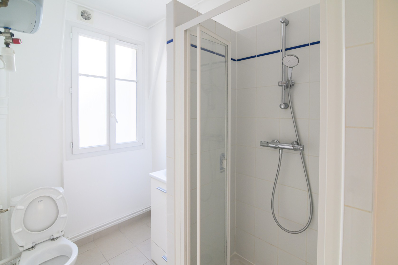 
                                                Vente
                                                 GRAND STUDIO SUR COUR