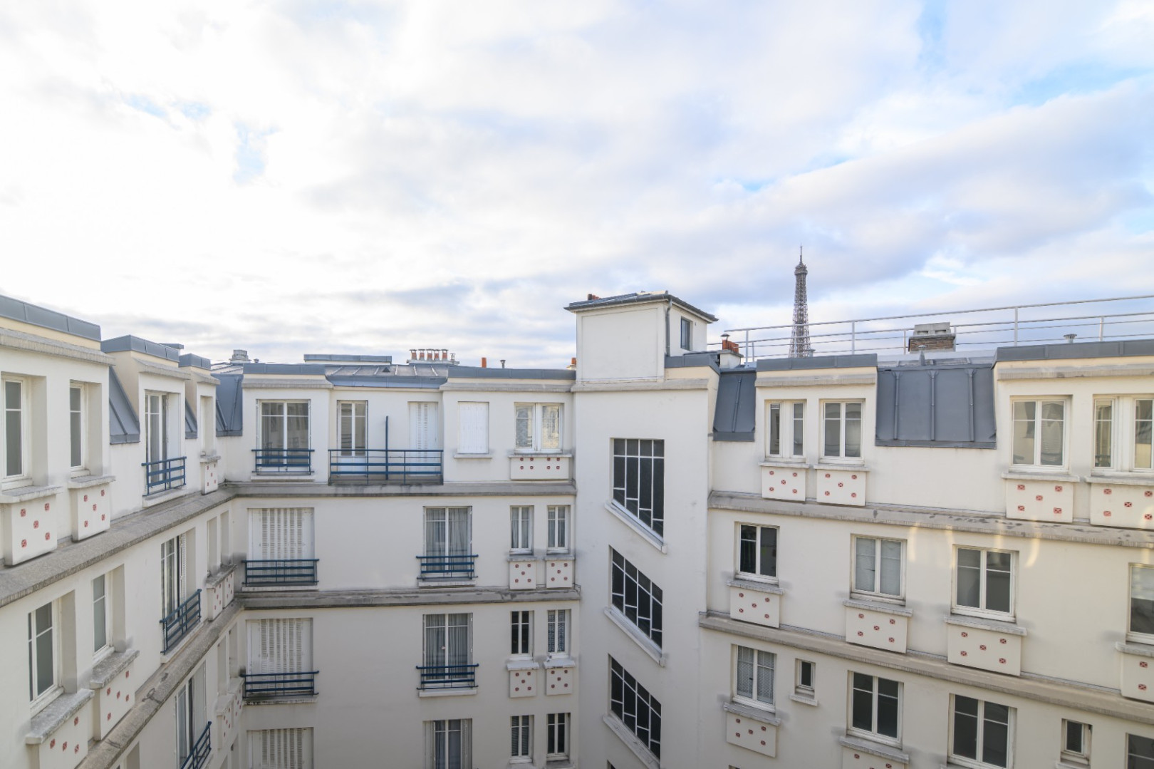 
                                                Vente
                                                 GRAND STUDIO SUR COUR