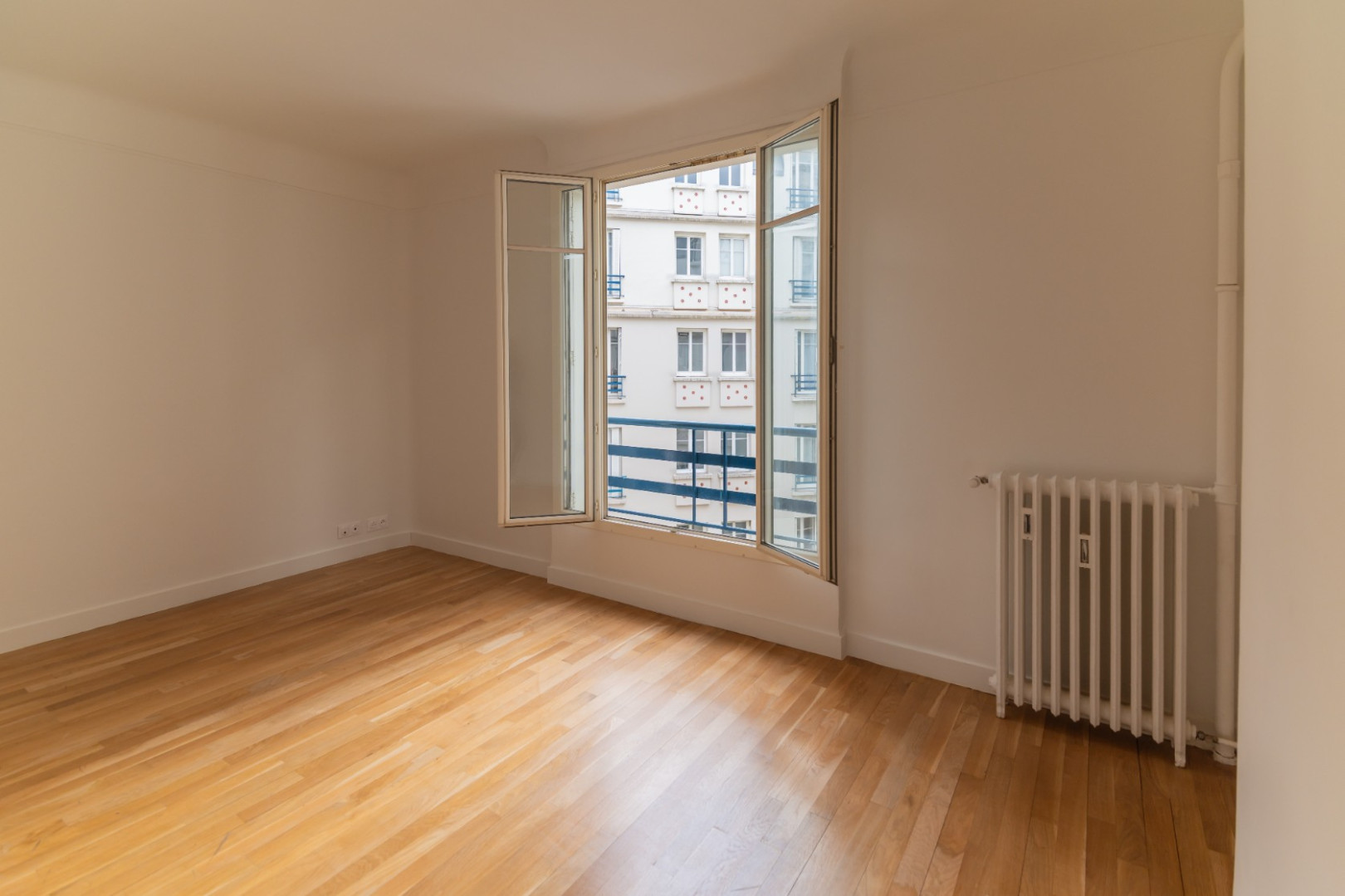 
                                                Vente
                                                 GRAND STUDIO SUR COUR