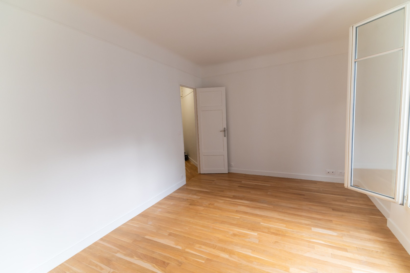 
                                                Vente
                                                 GRAND STUDIO SUR COUR