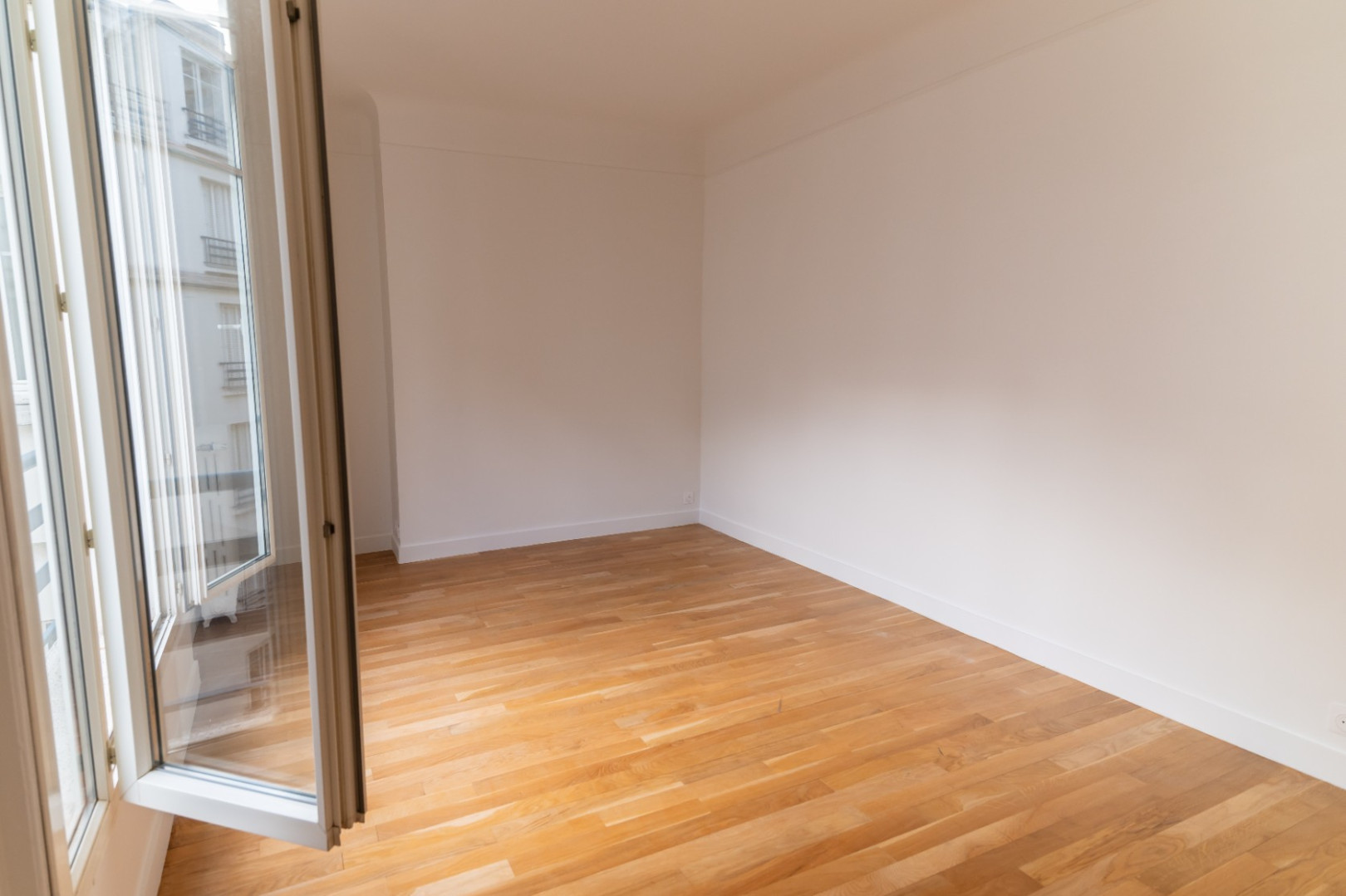 
                                                Vente
                                                 GRAND STUDIO SUR COUR