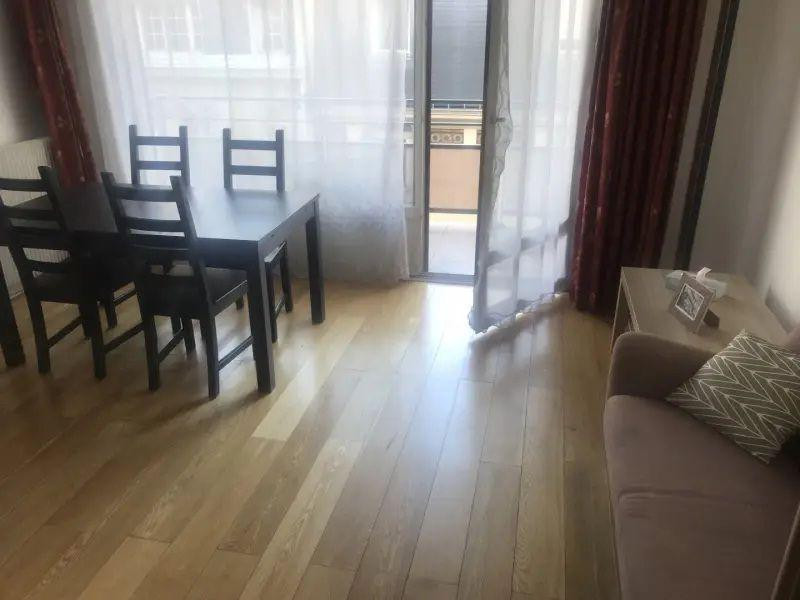 
                                                Location
                                                 Grand studio sur rue avec balcon