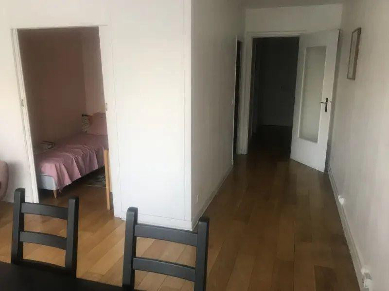 
                                                Location
                                                 Grand studio sur rue avec balcon