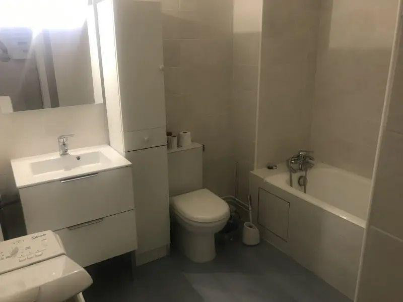 
                                                Location
                                                 Grand studio sur rue avec balcon