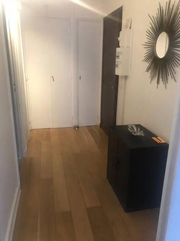 
                                                Location
                                                 Grand studio sur rue avec balcon