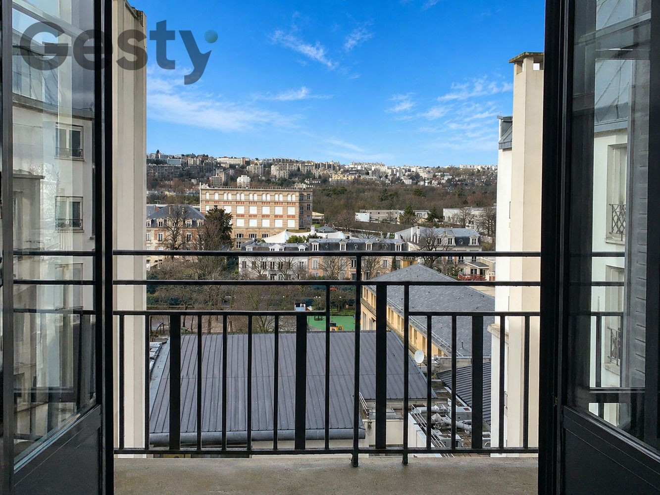 
                                                Vente
                                                 Grand studio, vue dégagée, idéalement placé