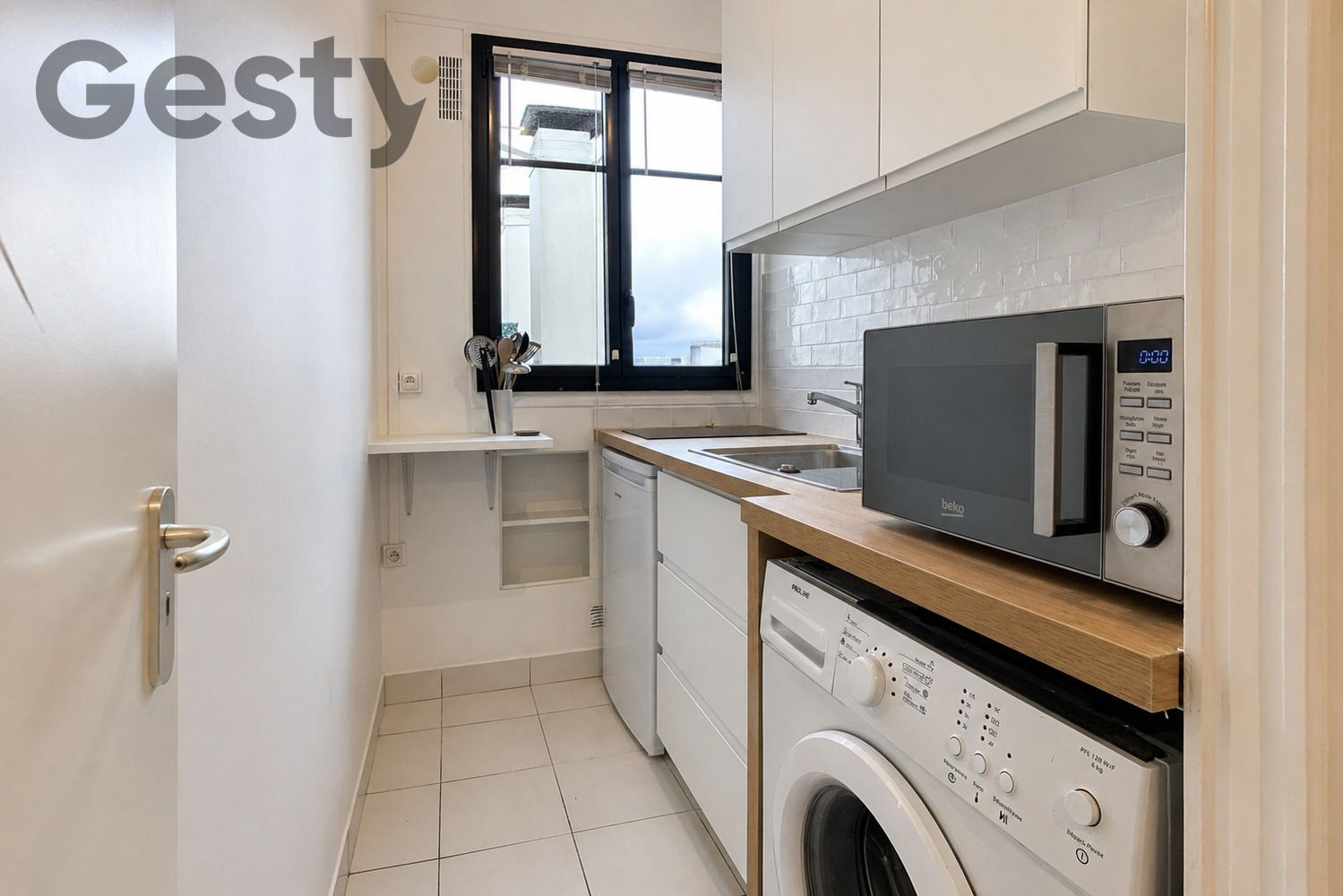 
                                                Vente
                                                 Grand studio, vue dégagée, idéalement placé
