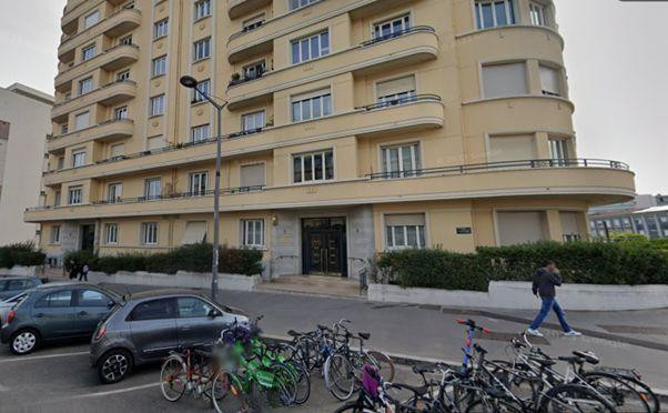 
                                                Location
                                                 Grand T2 lumineux de 80 m² avec balcon