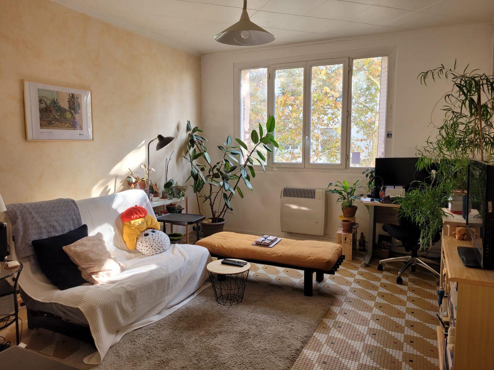 
                                                Location
                                                 Grand T2 meublé à Montchat