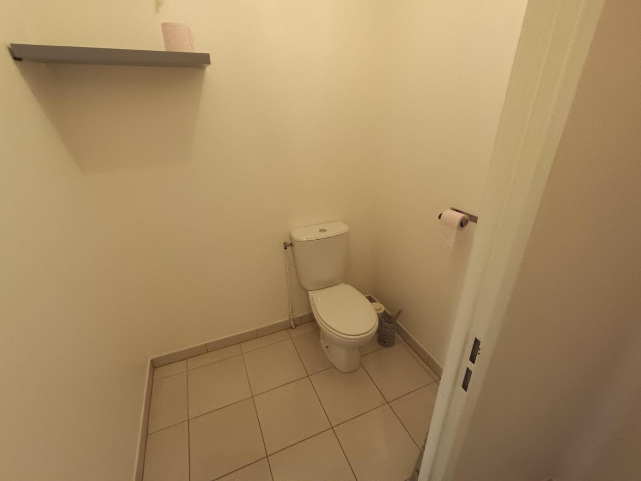
                                                Location
                                                 Grand T2 meublé parking balcon
