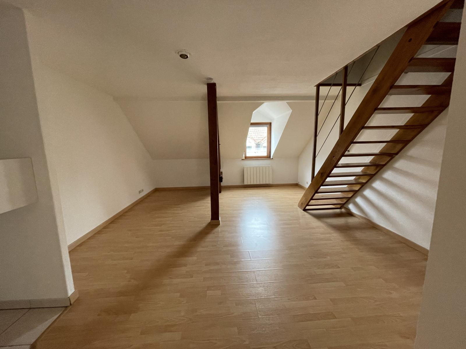 
                                                Location
                                                 Grand T2 (+ mezzanine) rénové centre ville