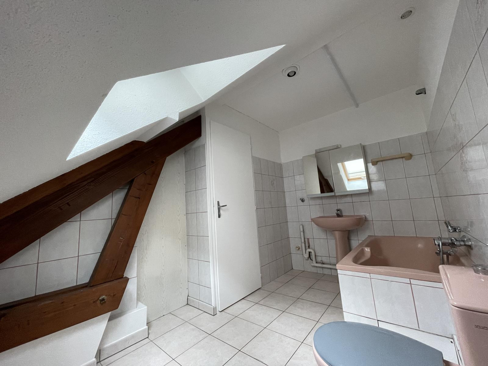 
                                                Location
                                                 Grand T2 (+ mezzanine) rénové centre ville