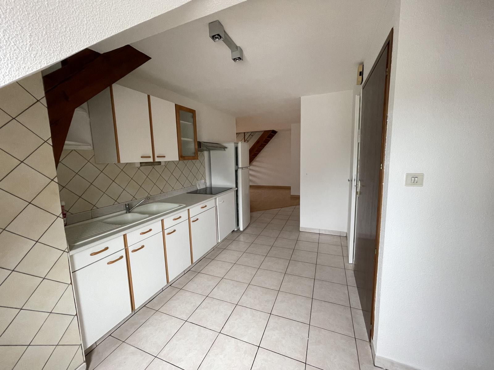 
                                                Location
                                                 Grand T2 (+ mezzanine) rénové centre ville
