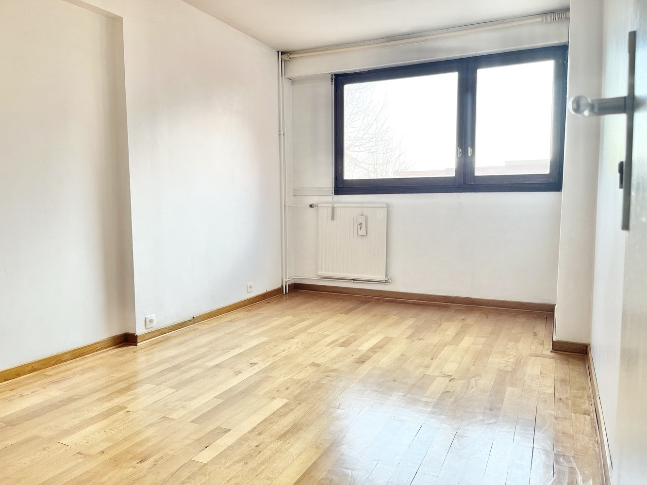 
                                                Location
                                                 Grand T3 de 77 m² parking & balcon Guyancourt