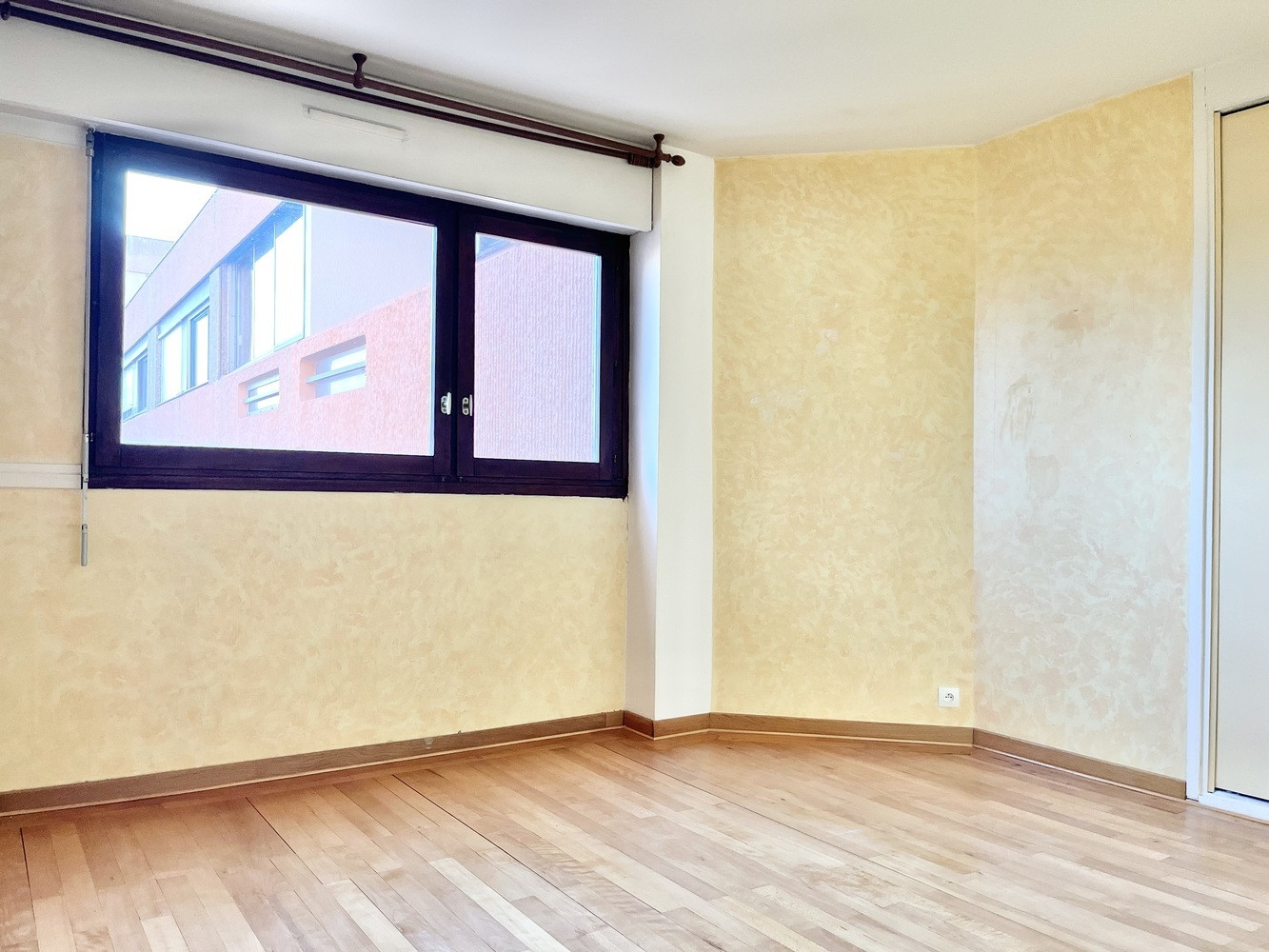 
                                                Location
                                                 Grand T3 de 77 m² parking & balcon Guyancourt