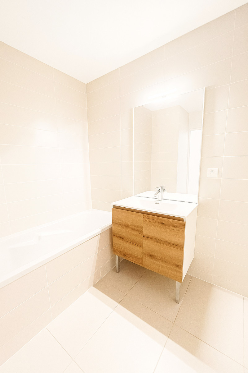 
                                                Vente
                                                 Grand T3 moderne de 72 m² dans le quartier Dumas de Loire, Lyon 09