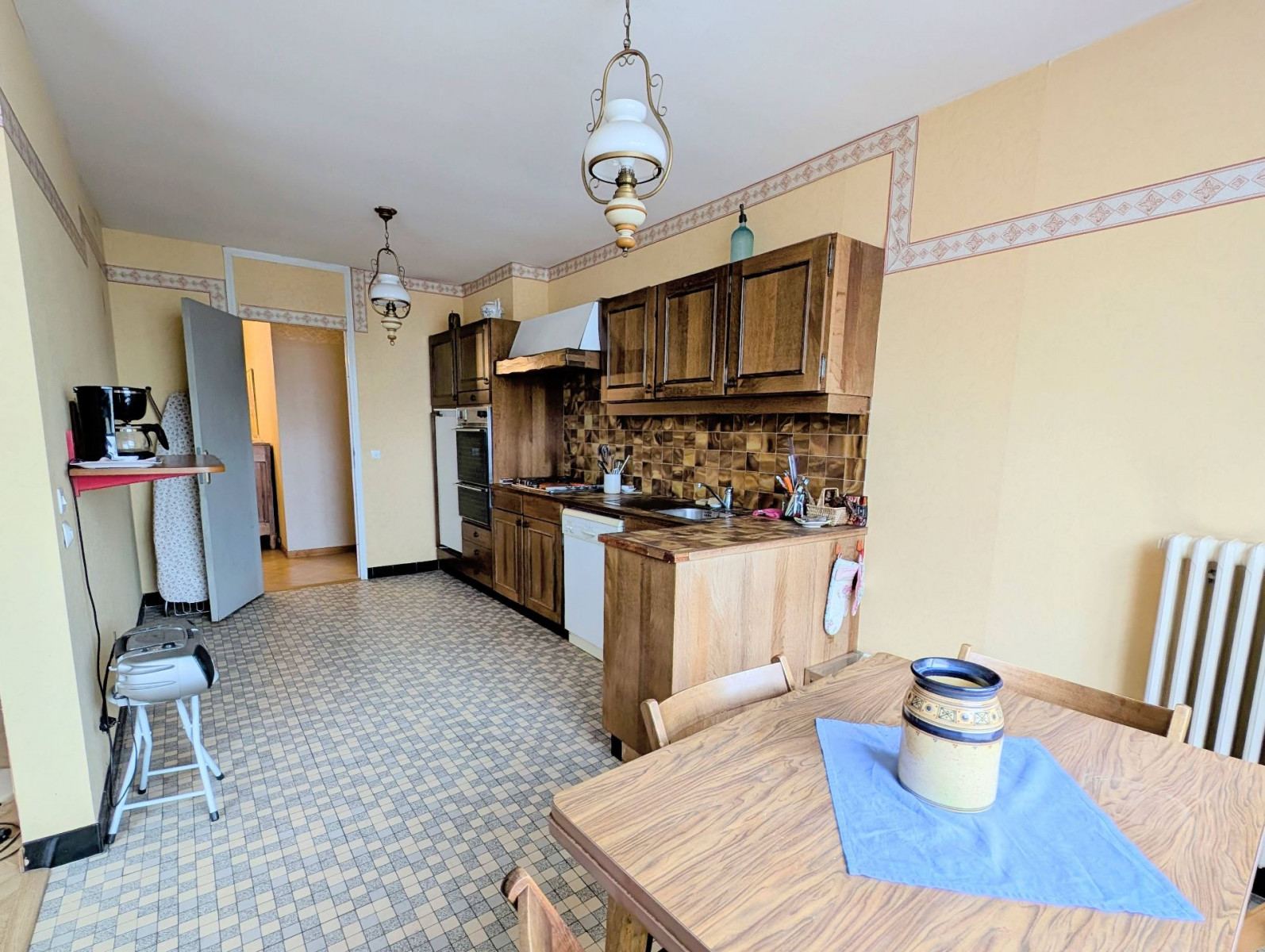 
                                                Vente
                                                 Grand T5 lumineux avec vue dégagée – Résidence privée, clôturée à Lyon 8.