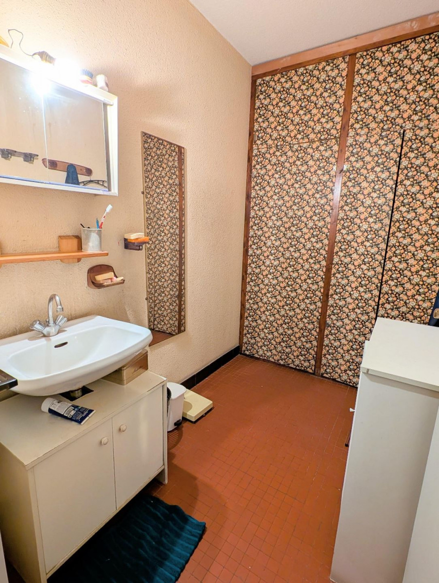 
                                                Vente
                                                 Grand T5 lumineux avec vue dégagée – Résidence privée, clôturée à Lyon 8.