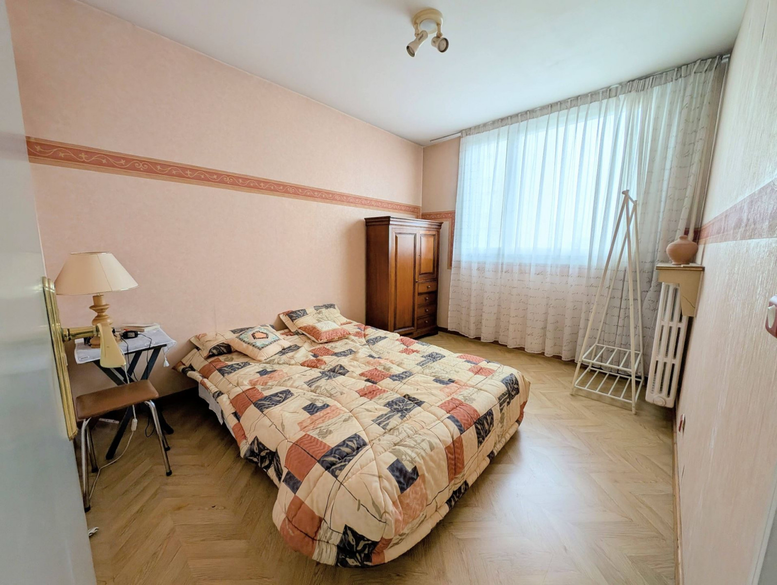 
                                                Vente
                                                 Grand T5 lumineux avec vue dégagée – Résidence privée, clôturée à Lyon 8.