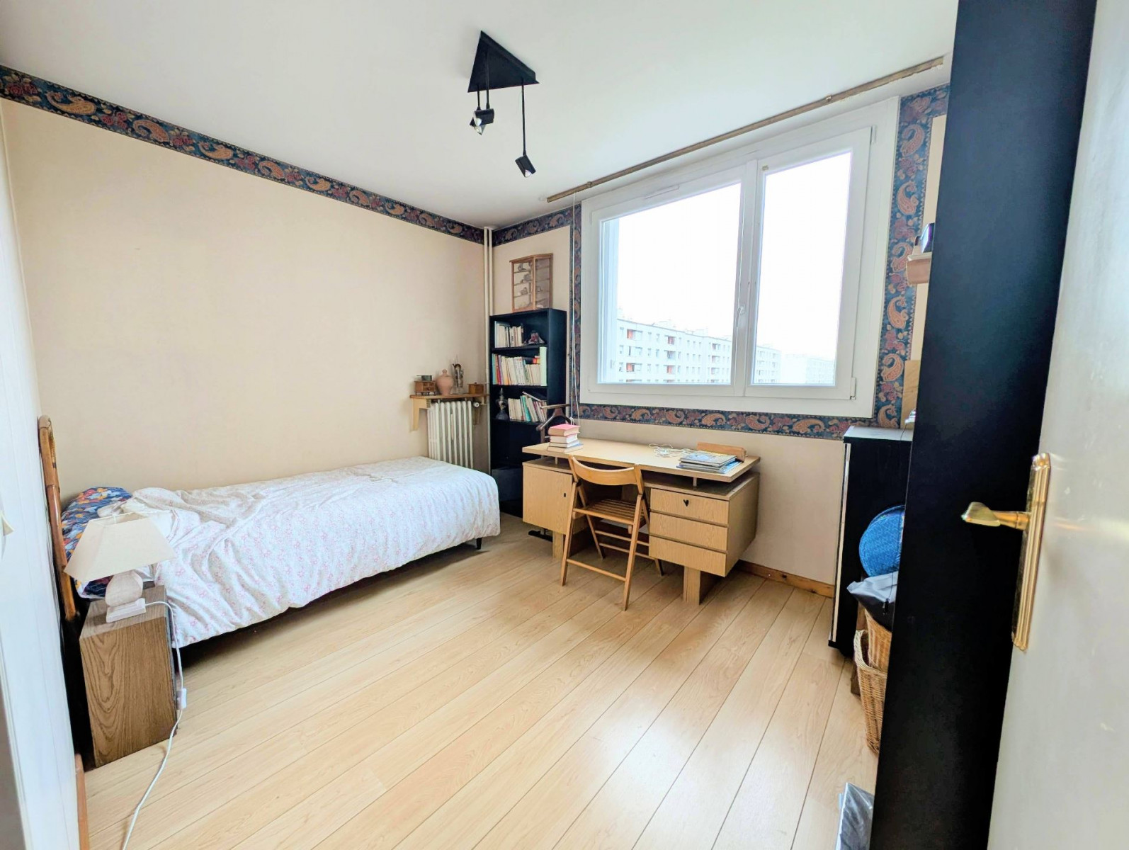 
                                                Vente
                                                 Grand T5 lumineux avec vue dégagée – Résidence privée, clôturée à Lyon 8.