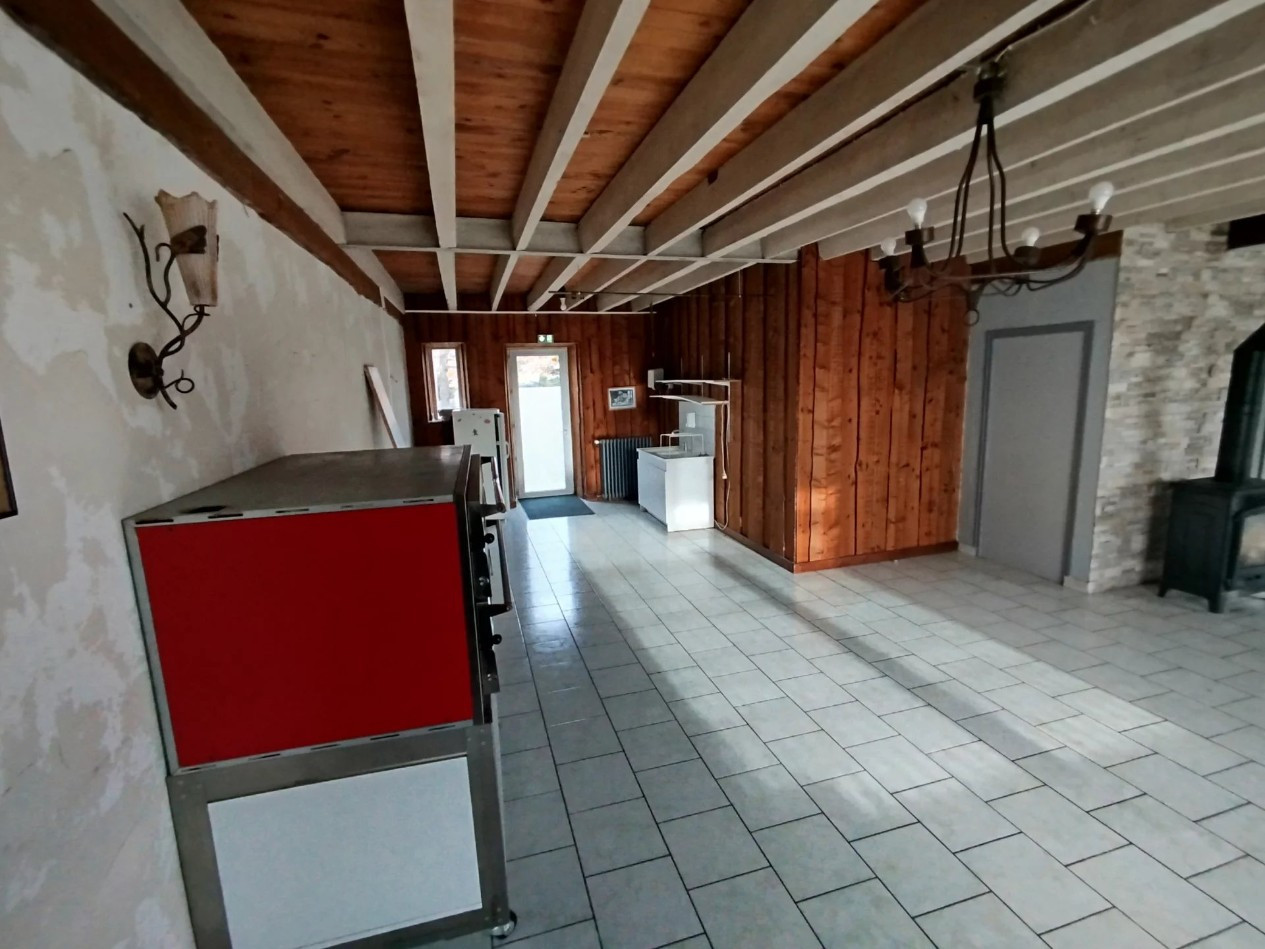 
                                                Vente
                                                 Grande bâtisse, commerce et habitation