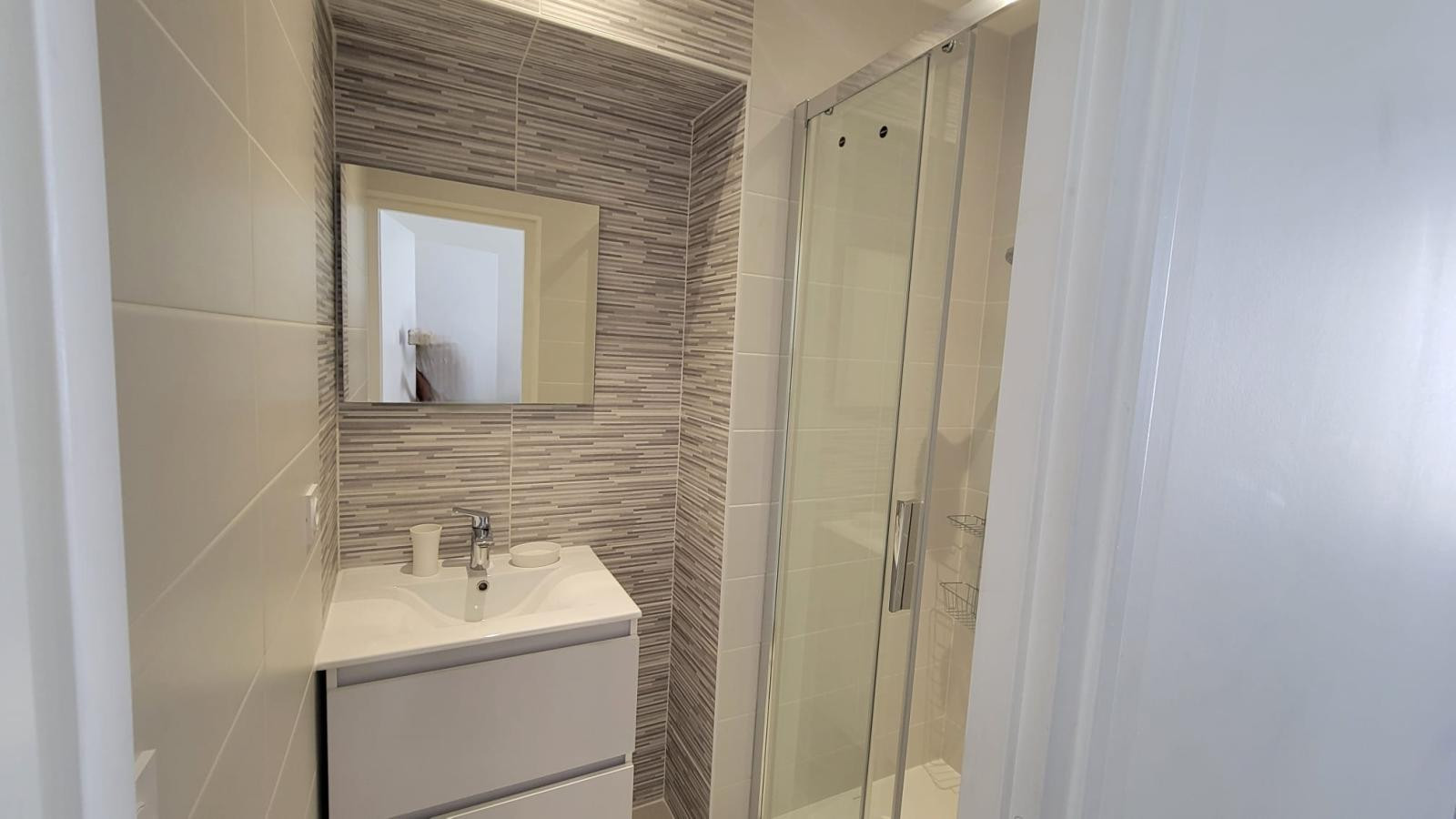 
                                                Colocation
                                                 Grande chambre 20m² avec salle de bain privée