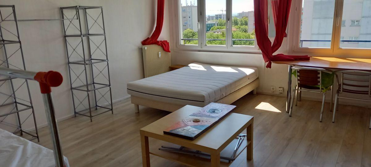 
                                                Colocation
                                                 Grande chambre meublée proche faculté Esplanade
