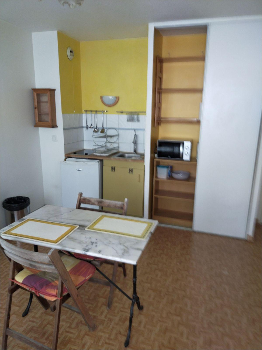 
                                                Colocation
                                                 Grande chambre spacieuse au calme