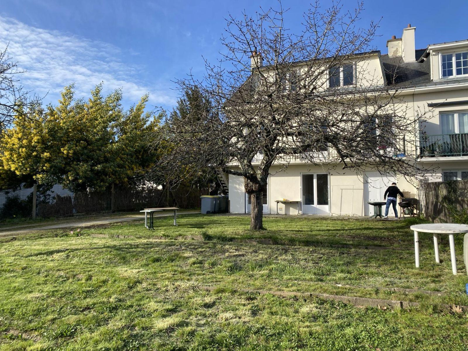 
                                                Location
                                                 Grande maison 6 chambre avec un grand jardin