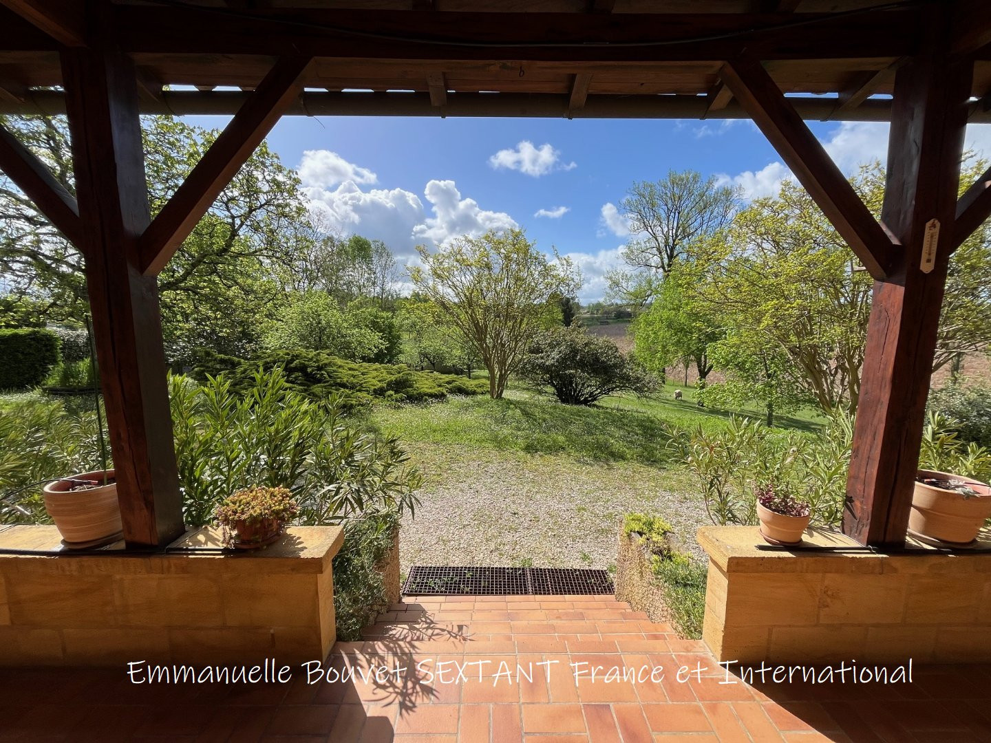 
                                                Vente
                                                 Grande maison avec vue sur campagne et village, 4 chambres, joli parc entièrement clos, terrasse, garage, cave, commerces à proximité
