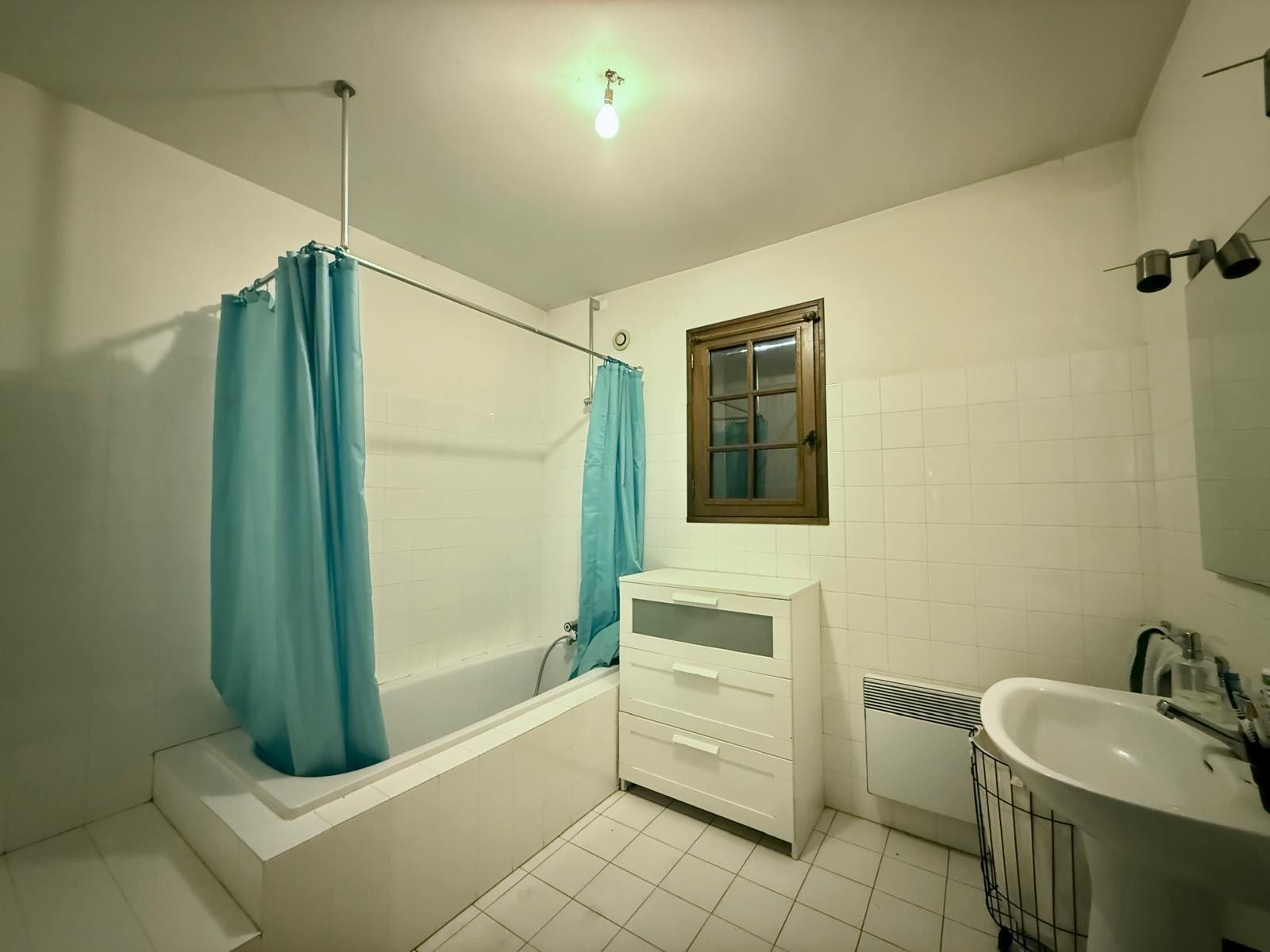 
                                                Location
                                                 Grande MAISON  dans PARC - hameau très calme.