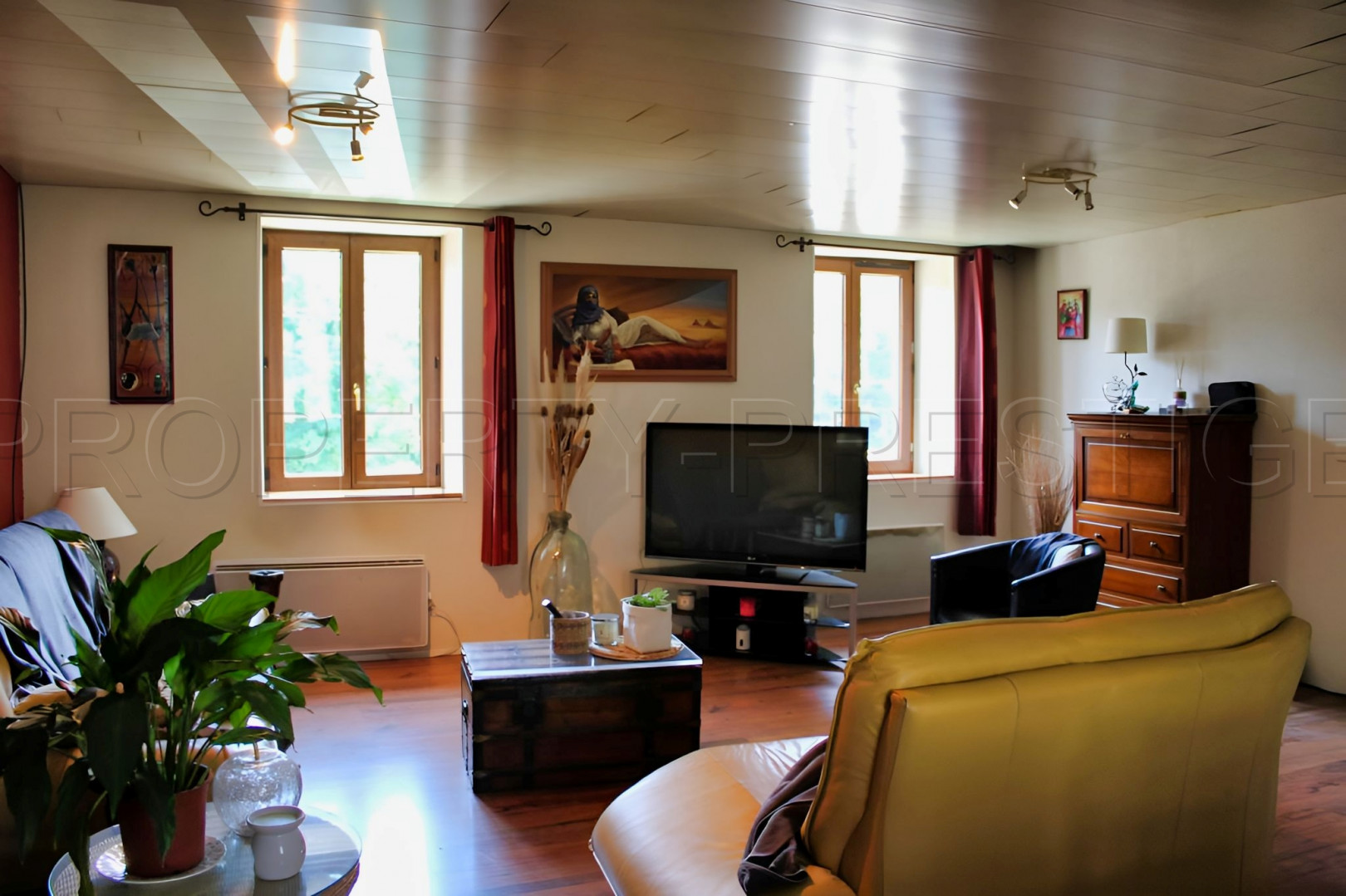 
                                                Vente
                                                 Grande Maison de 310 m² au Cœur d'un Village Proche de Thiers (63)