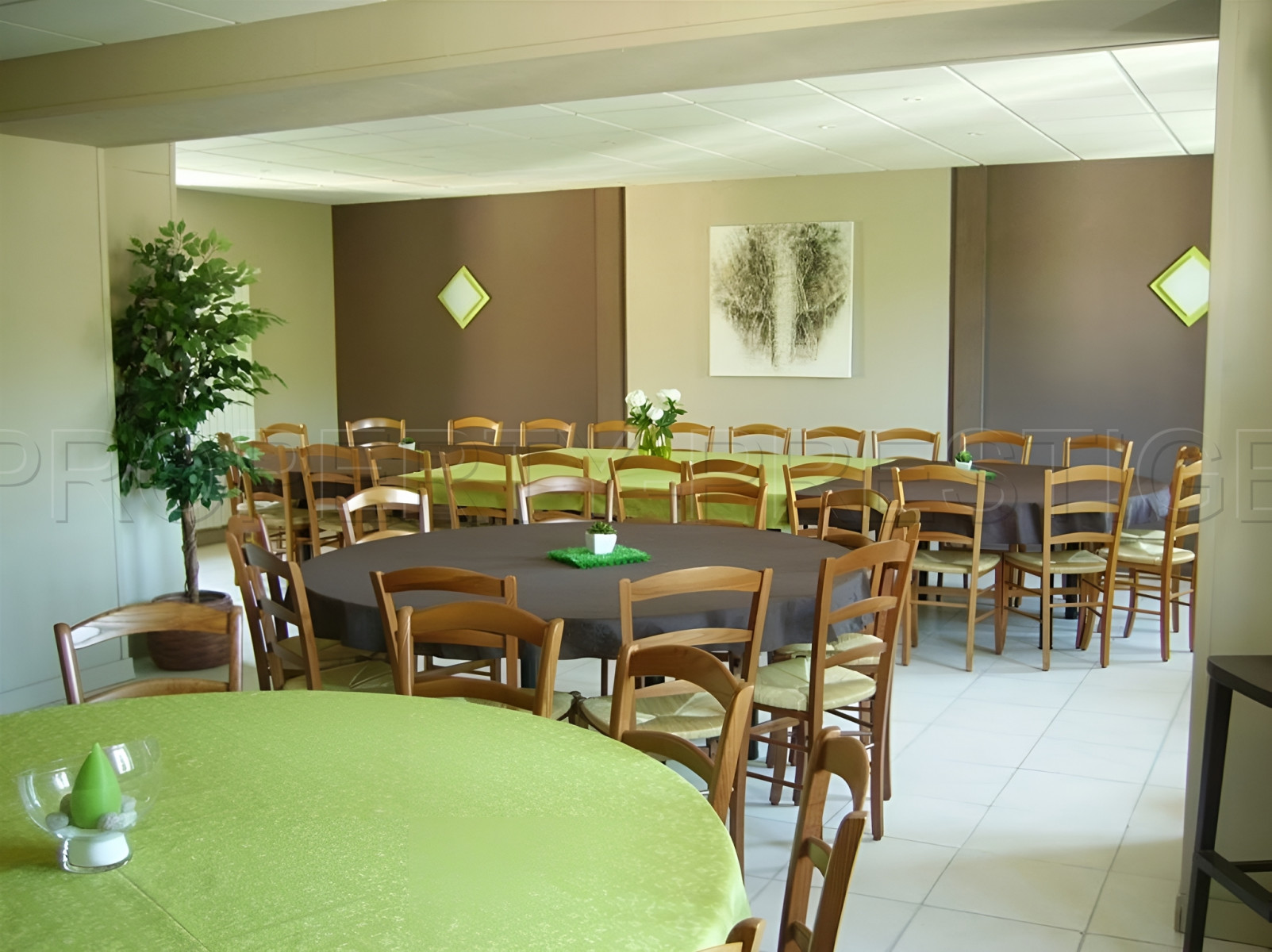 
                                                Vente
                                                 Grande Maison de 310 m² au Cœur d'un Village Proche de Thiers (63)
