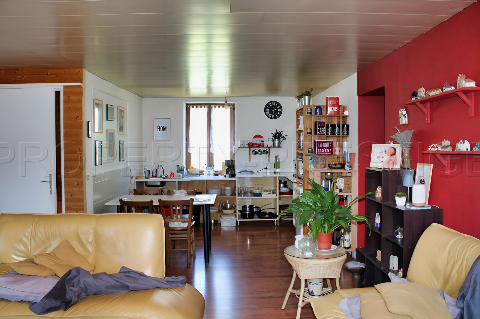 
                                                Vente
                                                 Grande Maison de 310 m² au Cœur d'un Village Proche de Thiers (63)